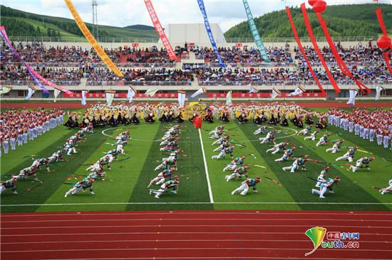 2012年8月,汪清县千人象帽舞挑战吉尼斯世界纪录圆满成功。资料图