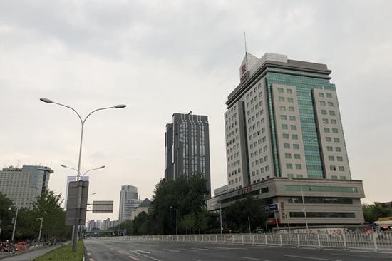 今天早晨,北京天空阴沉。(图/王晓)