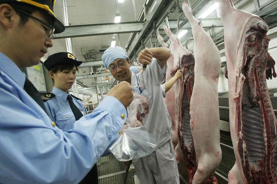 2011年6月7日,上海,食品卫生检查猪肉生产线。图源:上海青年报-东方IC