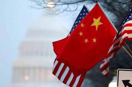 ▲美国国会山附近,中美国旗在空中飘扬。(路透社)