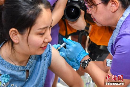 资料图：注射疫苗。中新社记者 骆云飞 摄