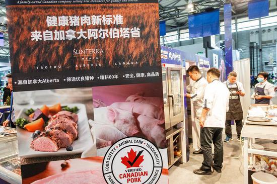 2018年11月,第22届上海国际食品饮料展上的进口加拿大猪肉 图源:第一财经日报-东方IC