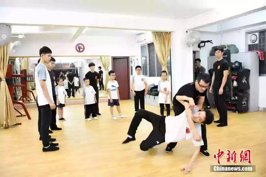 袁师傅现场教学。受访者供图