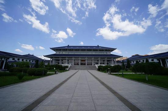 △赤峰博物馆，始建于1987年，馆藏文物8万余件（组）。（央视记者彭汉明拍摄）
