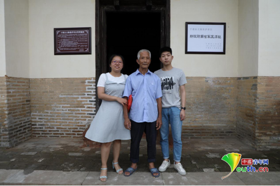  欧阳可辉（左二）与孙女欧阳强（左一）及孙子欧阳彦（右一）的合影。中国青年网记者 王增强 摄 