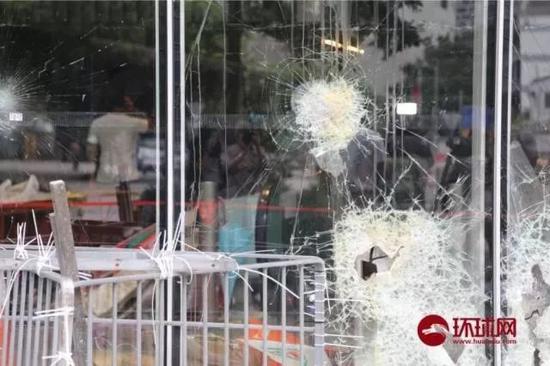 被损毁的香港立法会玻璃外墙 （来源 环球网）