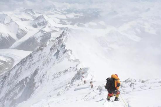 在山脊上攀登的登山队员