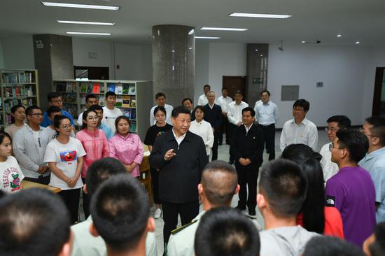  16日，习近平在位于呼和浩特市的内蒙古大学看望师生代表。