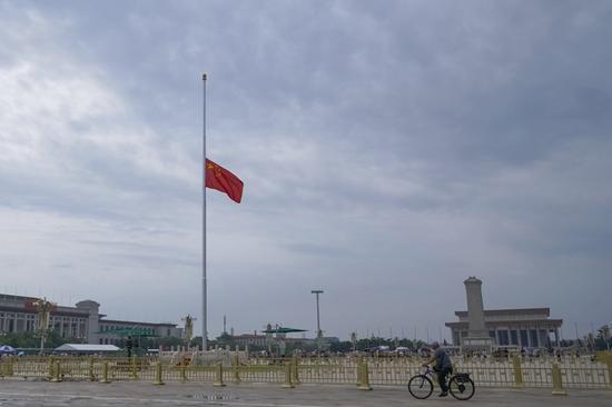 7月29日，为悼念李鹏同志，首都天安门下半旗志哀。