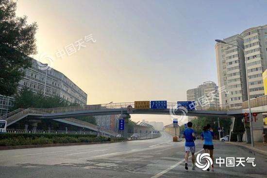 今晨,海淀区阳光上线,路面仍湿滑。(图/王晓)