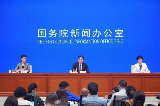 ▲7月29日,國務院新聞辦公室在北京舉行新聞發佈會,請國務院港澳事務辦公室新聞發言人楊光、徐露穎介紹對香港當前局勢的立場和看法,並答記者問。(新華社)