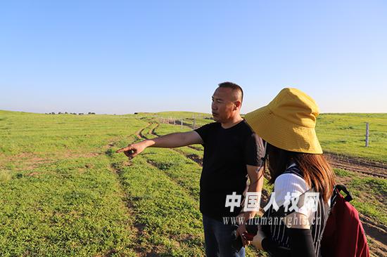 据科右中旗林业和草原局副局长壮子介绍,眼前的这片种满柠条幼苗的地就是“蚂蚁森林”的柠条种植区,为了提高成活率,当地政府特别邀请了内蒙古农业大学专家进行科学选苗、规范种植,目前已经能够保证种植下去的柠条保存率达到百分之百。(摄影/贾璞玉)