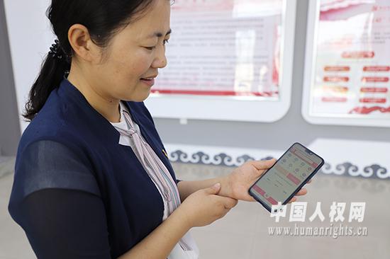 科右中旗宣传部副部长陈丹介绍文明实践公众号的使用方法。(摄影/贾璞玉)