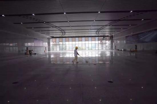 北京大兴站站房内装修进入收尾阶段。摄影/新京报记者 王贵彬