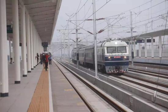 试验列车从大兴火车站穿过，从今日起将对京雄城际北京段开始为期27天的联调联试。摄影/新京报记者 王贵彬