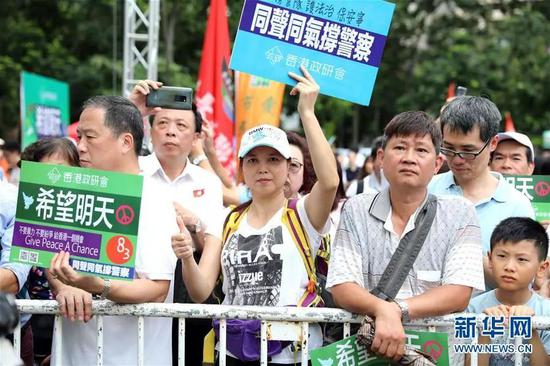 △“同声同气撑警察”，8月3日香港举行“希望明天”反暴力音乐集会，逾9万人高呼口号。