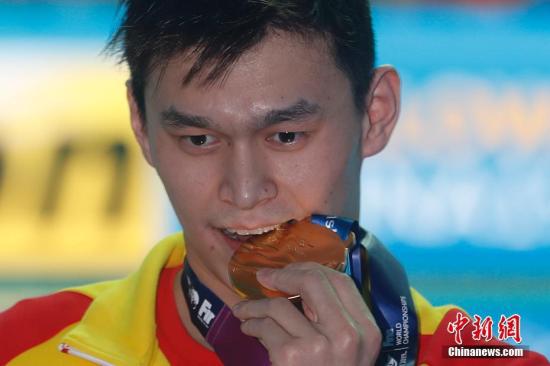 在韩国光州2019国际泳联世界游泳锦标赛男子200米自由泳决赛中,中国选手孙杨以1分44秒93的成绩获得冠军。中新社记者 韩海丹 摄(资料图)