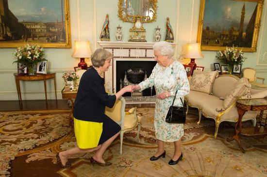 2016年7月13日，特雷莎·梅在白金汉宫觐见英女王伊丽莎白二世。当天，卡梅伦向女王递交辞呈，特雷莎·梅正式接任英国首相。新华社/美联
