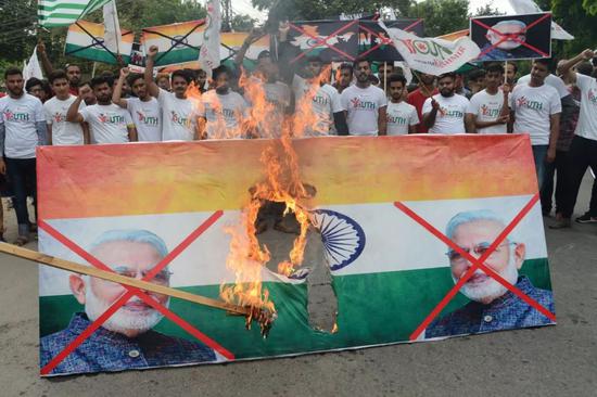 克什米尔地区交火3名巴士兵身亡 巴基斯坦示威者怒烧印度国旗