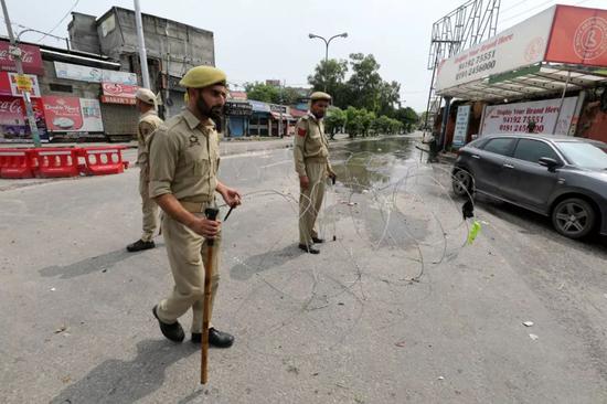 2019年8月5日，印度克什米尔，印度准军事警察在宵禁巡逻管制。