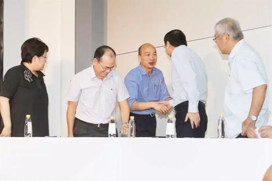 国民党2020参选人韩国瑜（中）政策顾问团17日成立，韩进场时与“立委”曾铭宗（右二）等各组召集人及成员握手致意。
