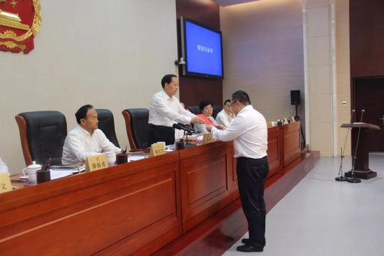 王琳接受任命书