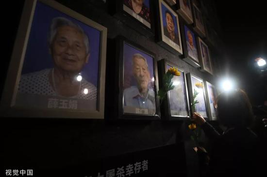 2018年12月6日,侵华日军南京大屠杀遇难同胞纪念馆为去世的南京大屠杀幸存者王秀英、赵金华、陈广顺举行熄灯、悼念仪式。(图/视觉中国)