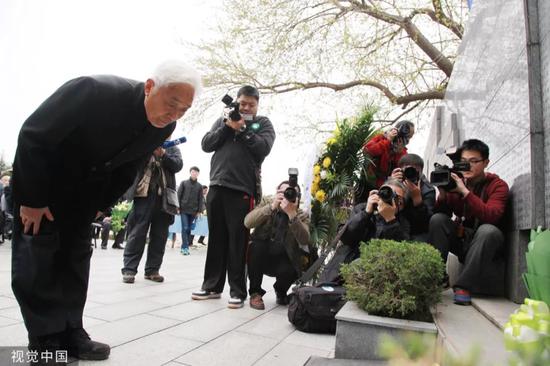 2016年04月04日，阮定东在“清明祭”活动中向在南京大屠杀中罹难的爷爷阮家田鞠躬。（图/视觉中国）