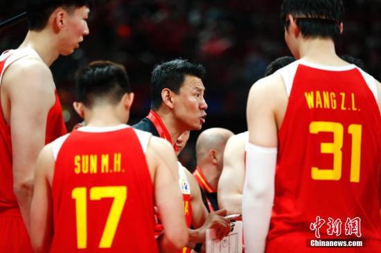 资料图：中国男篮主教练李楠（中）在场边指挥。中新社记者 富田 摄