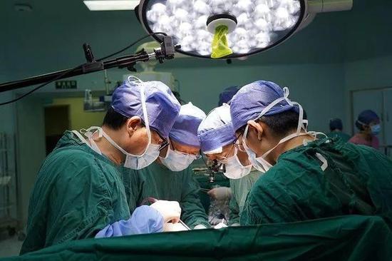 9月7日,由浙大一院党委书记梁廷波教授(上图左一)与医院新引进的、具有丰富小肠移植经验的吴国生教授(右二)联合为母女二人开展小肠移植手术,母女二人共享一段小肠,此生,彼此成为最“牵肠挂肚”的人。