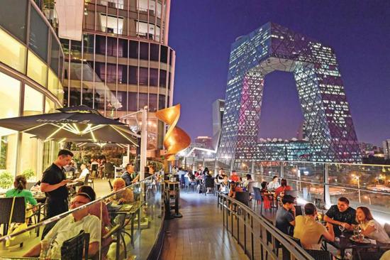 8月22日夜间，北京CBD的一家露天餐厅。图/视觉中国