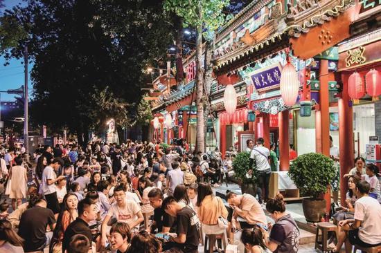 在北京簋街胡大饭馆外排队等号的大群消费者。图/视觉中国