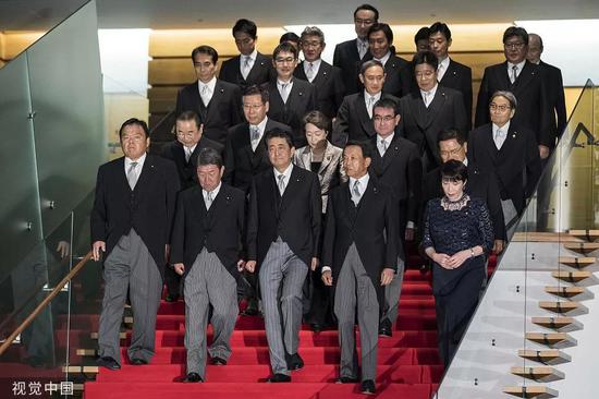 9月11日,日本內閣改組,新一屆內閣19名成員當日一起拍攝合影。/視覺中國
