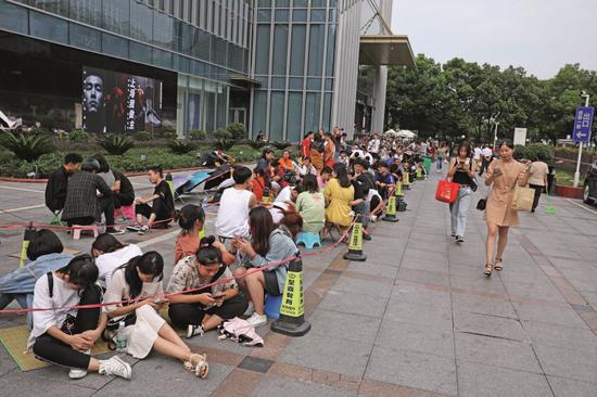 8月31日,在湖北宜昌国贸大厦,Nike乔丹专卖店限量发售Air Jordan 1黑曜石球鞋,许多年轻人排前来队“抢鞋”。图/视觉中国