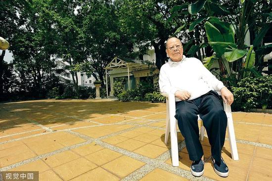 2012年9月，香港。曾宪梓在家中，他经常在花园设宴联欢。图片来自视觉中国