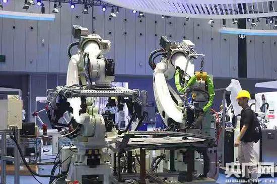 潭州国际会展中心参展珠洽会的机器人。（央广网发 夏燕 摄）