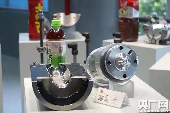 广东星联精密机械有限公司的吹瓶模具及产品。（央广网发 夏燕 摄）