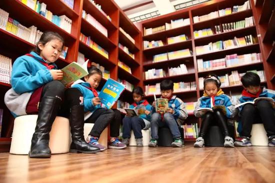 2018年4月23日，江苏省连云港市赣榆新城实验小学，学生们在校园图书馆读书。（视觉中国图）