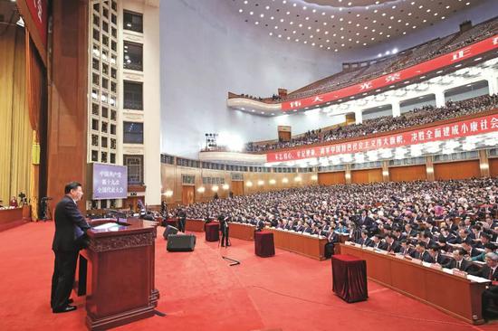 2017年10月18日，中国共产党第十九次全国代表大会在北京人民大会堂开幕。习近平代表第十八届中央委员会 向大会作报告。图/新华