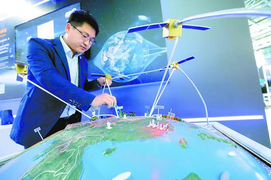 千乘科技公司的布展人员通过模型展示卫星服务系统的构成情况