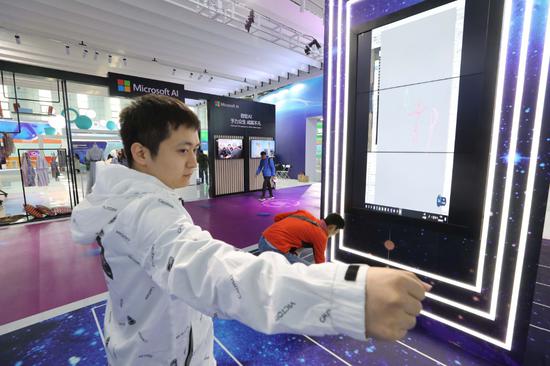 工作人员展示实时数字虚拟人重建系统的工作原理