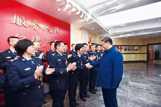 2019年2月1日上午，习近平在北京市公安局，同公安英模和干警代表一一握手，向全国广大公安干警致以新春祝福。