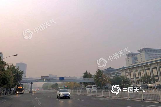 今早北京天空阴沉云量较多。（图/王晓）