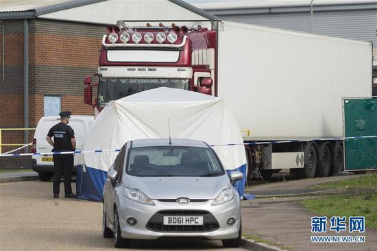 　10月23日，在英国埃塞克斯郡一个工业园区内，警察在发现尸体的集装箱货车附近警戒。 新华社发（雷伊·唐摄）