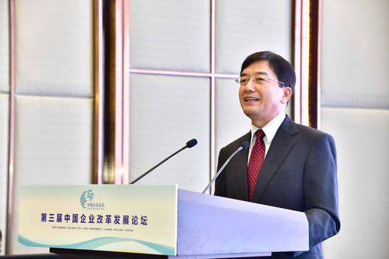 第三届中国企业改革发展论坛于11月2日-4日在山东济南举办。图为国务院国资委研究中心主任李明星发布《中央企业高质量发展报告》。记者 郭绪雷 摄