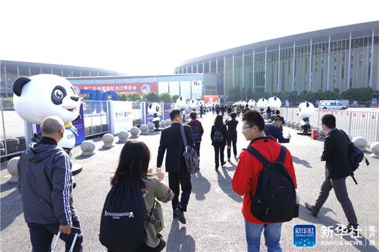 ↑11月5日，观众准备进入第二届进博会会场。新华社记者 才扬 摄