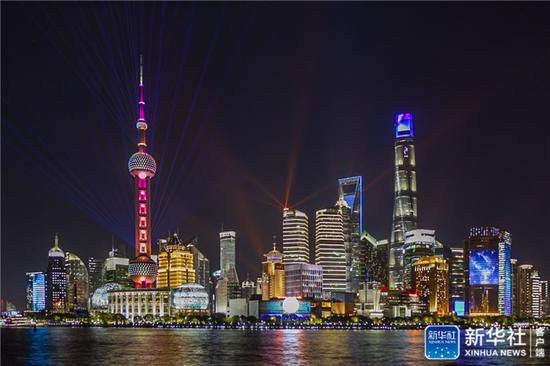 ↑上海陆家嘴夜景（11月5日摄）。新华社发（王翔 摄）