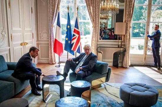 8月22日，在法国巴黎，法国总统马克龙（左）和英国首相约翰逊会谈。新华社/路透