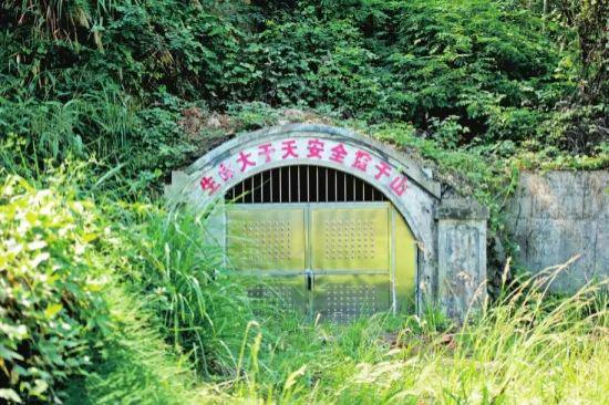 ▶ 711 礦 1 號主井井口,大門封閉。井內不斷涌出的溫泉水,成了生活區的生活用水,“ 可以天天泡溫泉 ”。