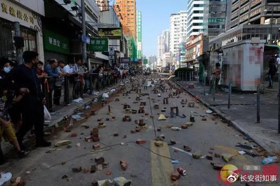 13日上午,一片狼藉的元朗街头 图源:文汇报